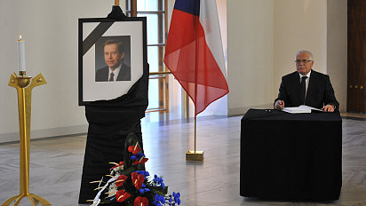 Václav Klaus podepisuje kondolenèní knihy